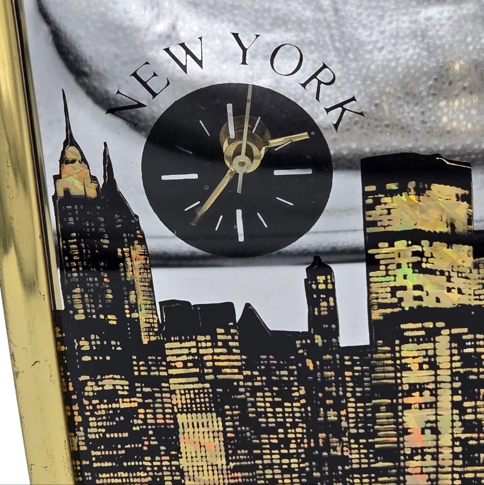Y2K Vintage Wonder Graphics New York Skyline Twin Towers Mantle Clock Foil Art